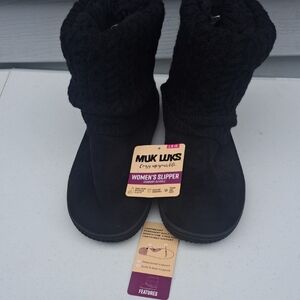 Muk Luks Women's Black Slipper Boots Size 9-10 NEW